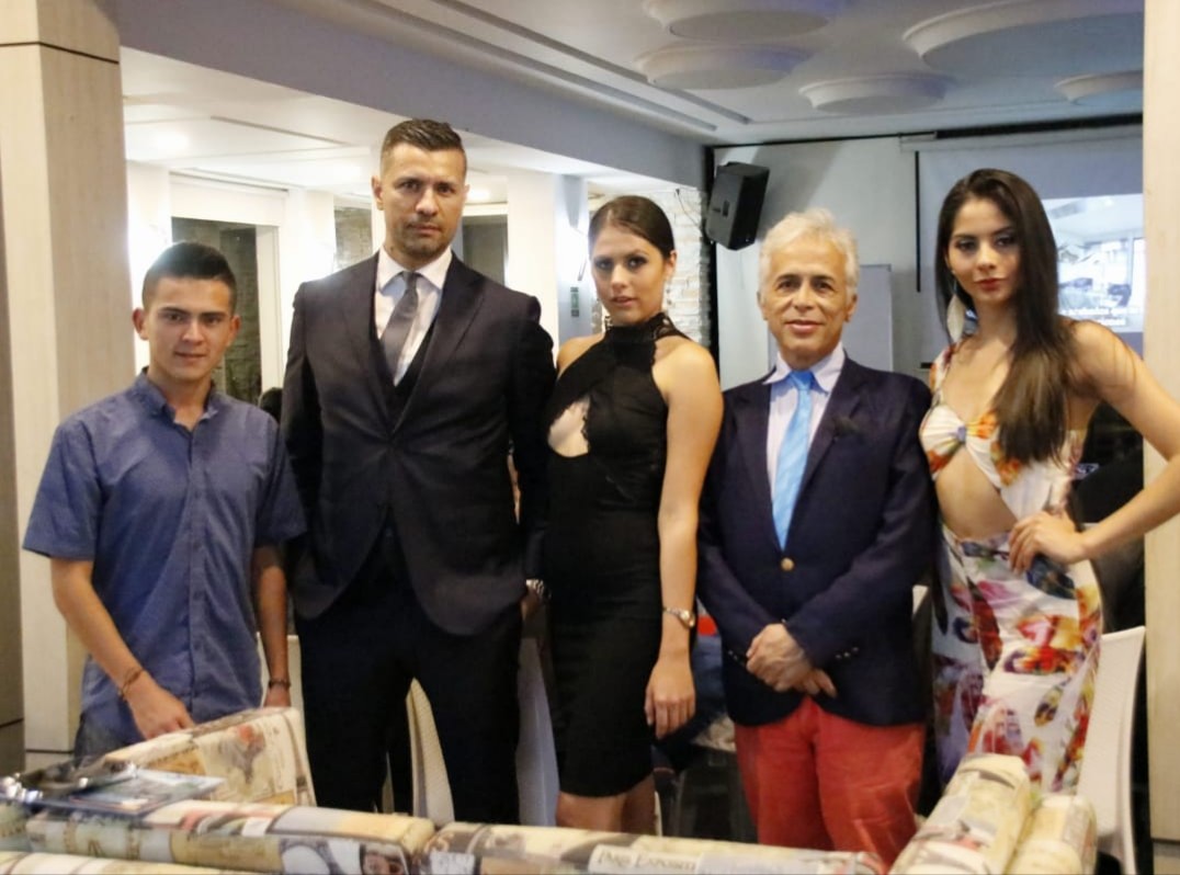 Alejandro Sarria, Javier Carvajal, representante de la firma, Erika Vargas, Eduardo Barón y Salomé Artunduaga.